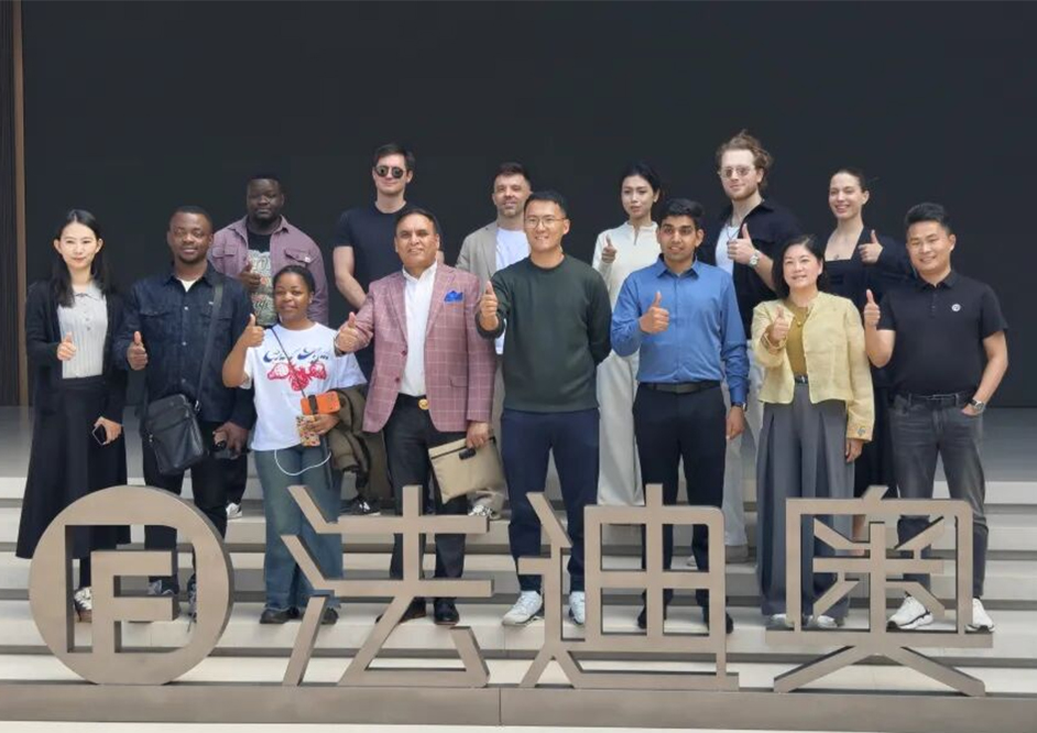 海外达人组团打卡法迪奥，向世界展示高端不锈钢全屋定制的力量！